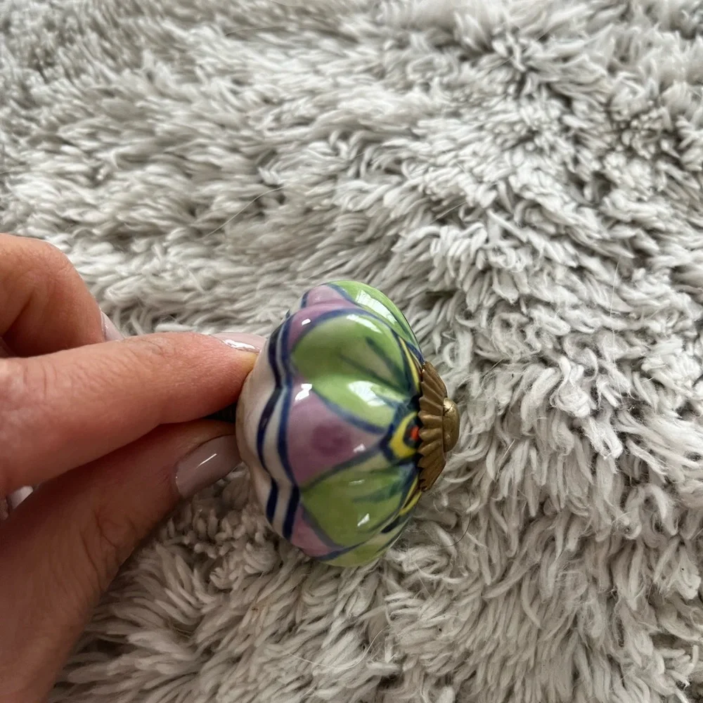 Two hand painted door knobs. - Picture 3 of 8